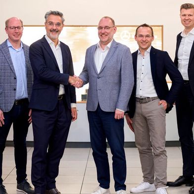 Die neue und alte Geschäftführung des Autohauses Kniest (v.li.): Michael Haglage, Geschäftsführer Service Herbrand-Gruppe, Richard-Lacek Herbrand, geschäftsführerender Gesellschafter Herbrand-Gruppe, Christian Pütz, ehemaliger Geschäftsführer Autohaus Kniest, Georg Jeuken, Geschäftsführer Vertrieb Herbrand-Gruppe, Daniel Hennig, Geschäftsführer Finanzen Herbrand-Gruppe. (Bild: Herbrand)