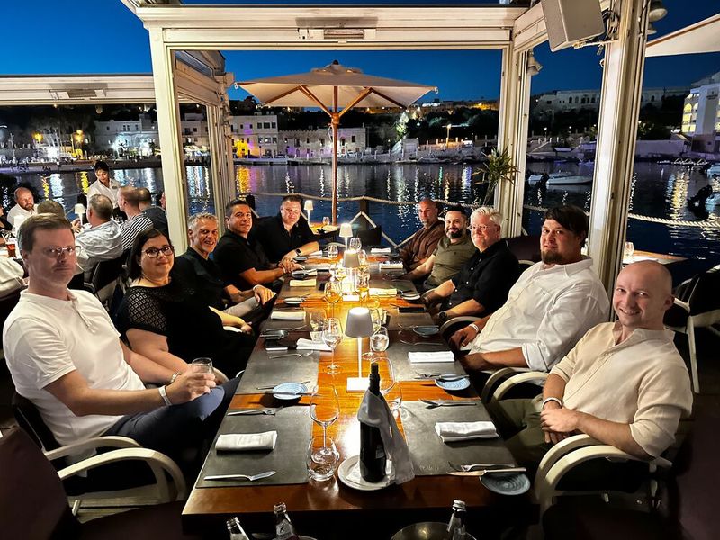 Wer mag wohl keinen Fisch an diesem Tisch: (v. l.) Florian Kinscher (ITZ), Anne Linder (LANG AG), Günther Habereder, (duocomp), Luis da Silva (api), Vladimir Kromar (iiyama), Thomas Friedrichs (Ingram), Yener Argüden (api), Mirco Inselmann (pilot), Markus Feyrer (S&K) und Robert Sasse (TD Synnex). (Bild: Vogel IT-Medien )