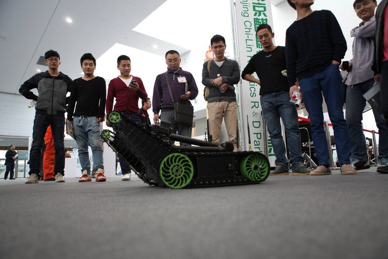 Forscher zeigten auf der Messe, was mit Robotern alles möglich ist. (Bild: AMB China)