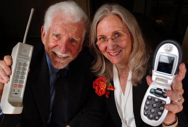 Martin Cooper mit seiner Ehefrau und Geschäftspartnerin Arlene Harris mit einigen ihrer Mobiltelefonen (Bild: Business Wire)