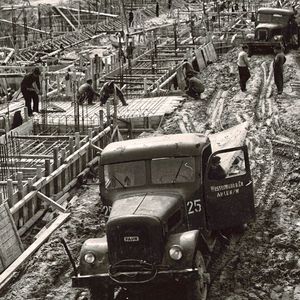 Ab Mai 1955 sind rund 2.000 Arbeiter täglich auf der Riesenbaustelle beschäftigt. 600.000 Quadratmeter Schalholz werden für den Betonguss verbraucht.(Bild:  VWN)