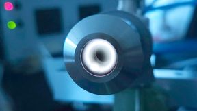 Man kann nicht so arg viel erkennen, aber das ist laut FH Aachen der Blick auf eine ganz neue Art der Carbonfaserherstellung. Denn an der Hochschule setzt man dazu auf eine neuartige Plasmatechnik, im im Beitrag erklärt wird ... (Bild: FH Aachen / Chr. Schopp)