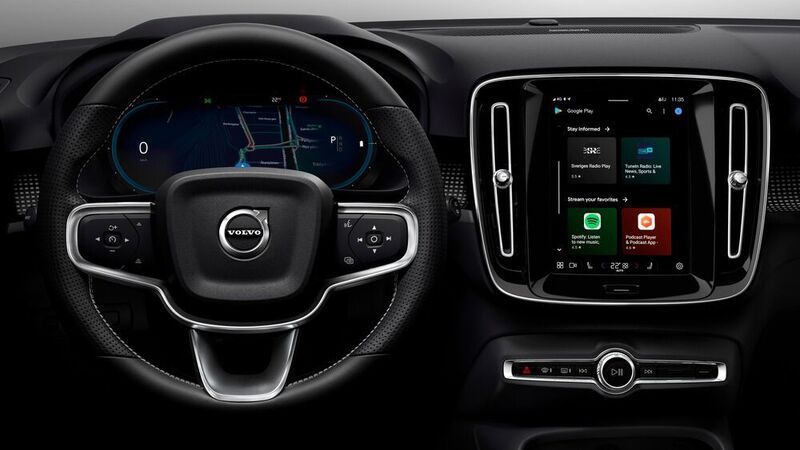 Die Zahl der Bedienelemente ist im Kompakt-SUV auf ein Minimum reduziert. Die wichtigsten Funktionen lassen sich über das zentrale Touchscreen-Display im Tabletformat steuern. (Volvo)