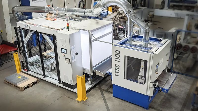 Besonders hilfreich ist, dass der Roboter teachfrei arbeitet: Ein 2D-Vision-System scannt das jeweilige Werkstück ab, erfasst seine Geometrie und berechnet automatisch den optimalen Greifpunkt.(Bild:  Hans Weber)