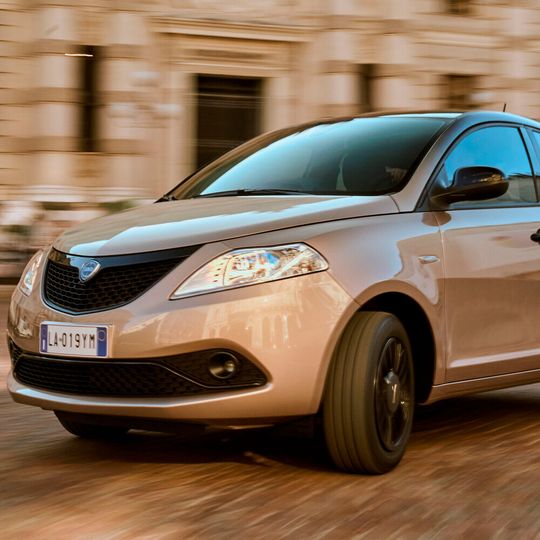 Hierzulande inzwischen ein absoluter Exot: der Lancia Ypsilon. In Italien gibt es das Modell nun sogar mit Hybridantrieb.(Bild:   Lancia)