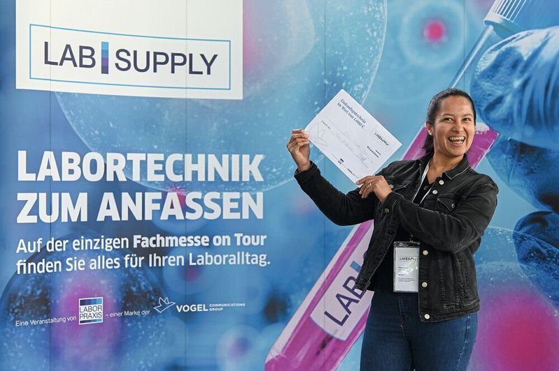 ... einen 1.000-€-Einkaufsgutschein gibt es als Hauptpreis, einzulösen bei den ausstellenden Firmen der LAB-SUPPLY. Zusätzlich wird ein 50-€-Wunschgutschein für den privaten Gebrauch verlost.    Mehr Infos zu den kommenden LAB-SUPPLY-Messen finden Sie auf www.lab-supply.info (Bild: Stefan Stark)