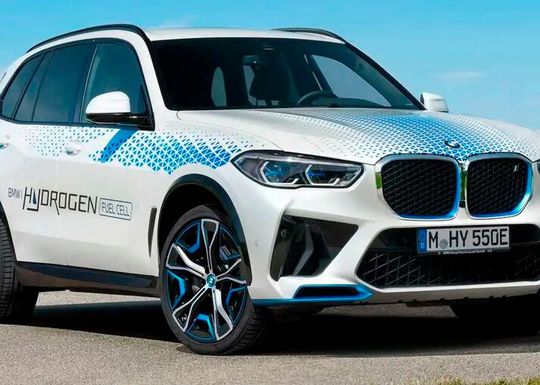 Das ist der BMW-Prototyp eines Wasserstoff-Pkw: Der BMW iX5 Hydrogen. Zwar schreitet die Wasserstofftechnik stetig voran, doch die Experten der Dekra zweifeln daran, ob Deutschlands Infrastruktur schon flächendeckend dafür bereit ist. Hier ein Statement.(Bild:  BMW)