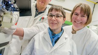 Christoph Senges, Privatdozentin Dr. Minou Nowrousian und Prof. Dr. Julia Bandow (von links) im Labor an der Ruhr-Universität   (© RUB, Marquard  )