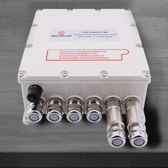 Der Power-over-Ethernet-Switch PDS-204GCO bietet erhöhten Cyberschutz sowie Redundanz, wie es für eine hohe Netzwerkverfügbarkeit in kritischen Anwendungen mit Fernverbindungen erforderlich ist.(Bild:  Microchip)