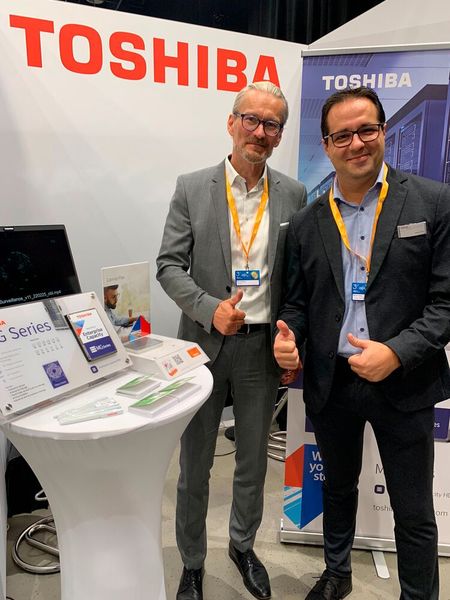 (v. l.) Dirk Beinhauer und Milutin Savic von Toshiba geben dem Event 3 Daumen nach oben. (Bild: Vogel IT-Medien)