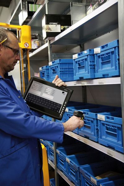 Besonders in der Lagertechnik spielen mobile Computer mit dem passenden Zubehör ihre Vorteile aus. (ads-tec GmbH)