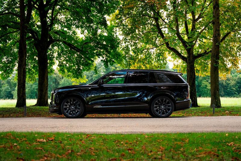 With over five meters in length, it offers space for up to seven passengers. (Image:Cadillac)