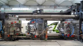 A view into the mould area of the Engel duo 4000 combi M with 40000 kN clamping force. The turning-platen design allows several processes to be combined in a single mould, from film back-moulding to flooding with polyurethane. For processors, this means shorter process chains and lower unit costs in the production of large-format exterior components. (Source: Alessandro Cereda/ Engel)