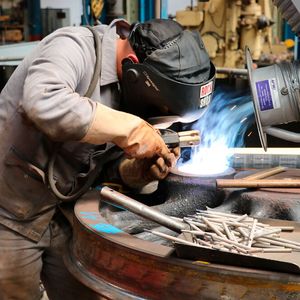 Die zertifizierten DB-Schweißer in Meinigen wissen die metallisch blanken Fasen, die der Kantenfräser von Trumpf nach der Bearbeitung hinterlässt, zu schätzen. (Bild:  Trumpf)