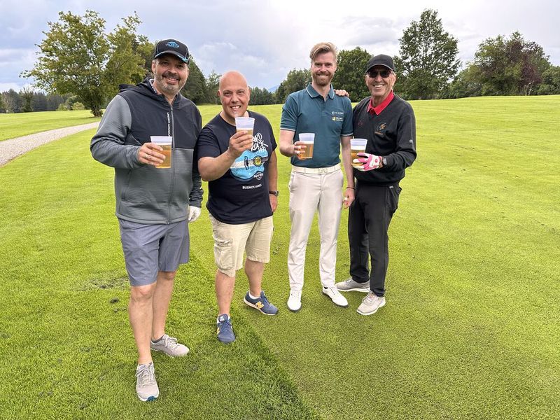 Endlich nimmt uns mal wieder jemand ein Bier ab, (v. l.) Andreas Jöchl (NTS Deutschland GmbH), Giovanni Serpi (Ins Systems), Ferdinand Verlte (TD SYNNEX) und Ernst-Otto Münch (Orthopäde, u.a. Sportarzt des Jahres 2013). (Bild: VOGEL IT-MEDIEN)