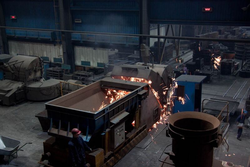 Chargieren am Induktionsofen über eine Vibrationsrinne. (Bild: Meuselwitz-Guss)