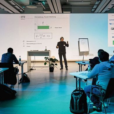 Prof. Andreas Griesinger von der DHBW im Grundlagentrack Wärmemanagement in Würzburg. Am 29. September treffen sich Elektronikentwickler und auch Konstrukteure zum fachlichen Austausch. (Bild: Stefan Bausewein)