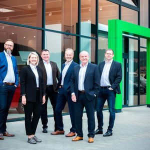 Das Führungsteam vom Autohaus Vetter mit Geschäftsführer Otto Büttner-Vetter (2. v. re.) und seiner Tochter Eva Vetter.(Bild:  Autohaus Vetter)