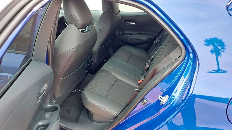 Im Fond fehlt es für erwachsene Passagiere an Knie- und Kopffreiheit. Gemessen an seiner Größe (immerhin 4,37 Meter Länge) ist der Corolla absolut kein Raumwunder. (Bild: Rosenow – »kfz-betrieb«)
