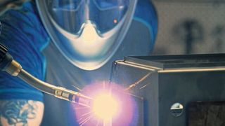 Mit automatisierten Zellen zum Lichtbogenschweis-
sen von Trumpf hat die B&S Blech mit System die Fertigung in mittleren und grossen Serien automatisiert.   (Bild: Universal Robots )