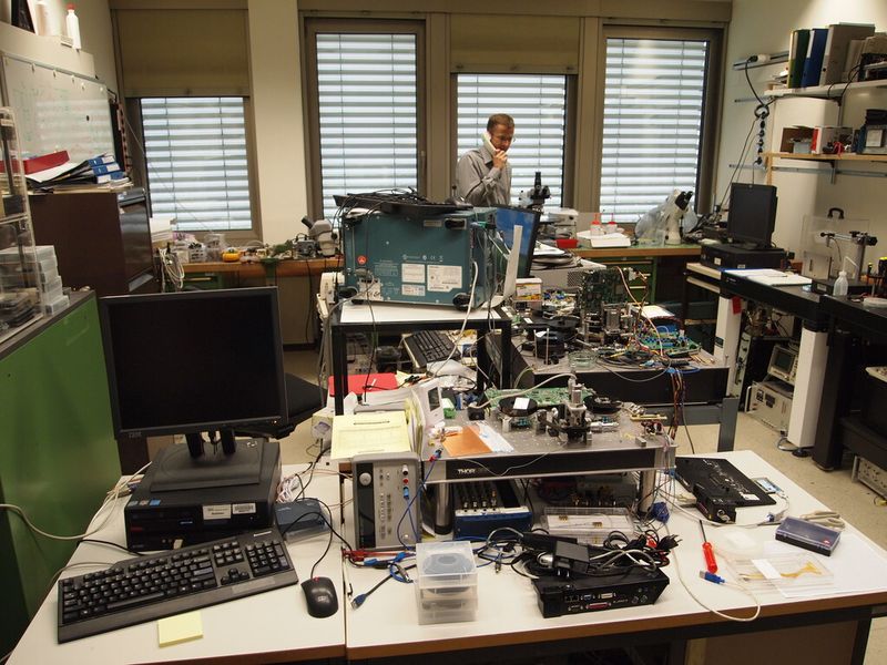 Abb. 7: Dr. Mark A. Lantz, Manager Exploratory Tape. Blick ins Tape-Labor mit diversen Testaufbauten, mit denen Detailverbesserungen für das zukünftige 100 TByte Tape erforscht werden. (IBM Forschung - Zürich)