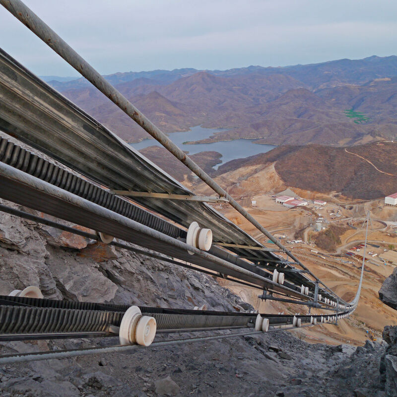 Das Beispiel hier zeigt eine Rope Con-Anlage in Mexiko, die Golderz über einen Höhenunterschied von 383 m ins Tal befördert.  