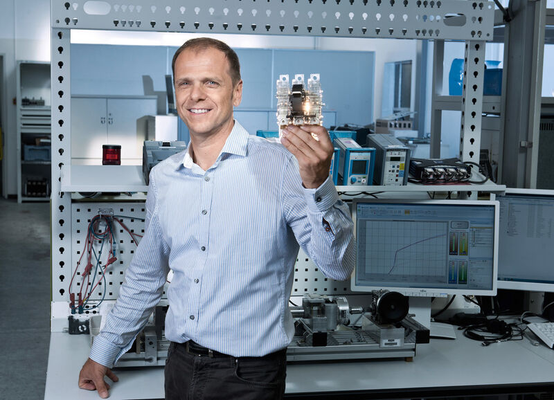 Jörg-Uwe Dahl (50) hat einen Schalter mit einem platzsparenden Rotor erfunden, der zuverlässig und mit sehr geringem Stromverlust Kontakte herstellt sowie robuster ist als Vorgängermodelle. (Bild: Siemens)