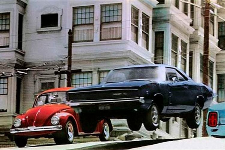 In einem der Muscle-Cars seiner Zeit, einem Dodge Charger, verfolgen die Bösewichte den Filmhelden Frank Bullitt alias Steve McQueen durch San Francisco hindurch und darüber hinaus. (Allstar collection)