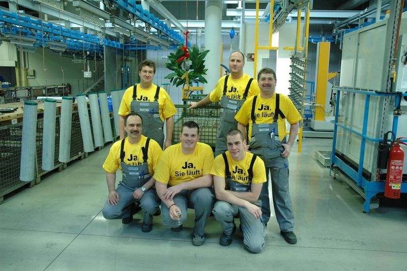 2007: Ja, sie läuft! Auma führt die Pulverbeschichtung ein. Nach einer ausführlichen Testphase durchläuft Anfang des Jahres das erste Serienteil die weitläufige Anlage.   (Auma)