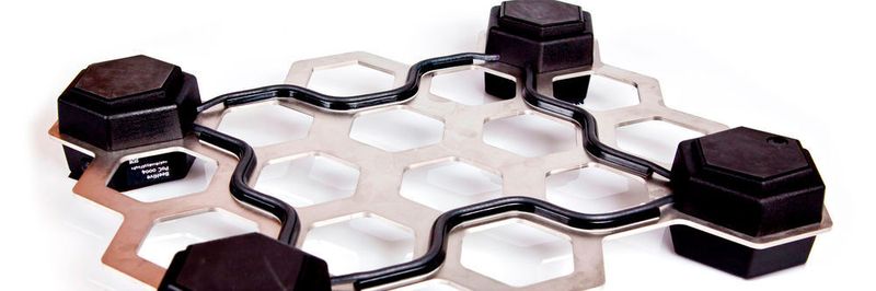 Das Startup BeeAnd.me stattet Bienenstöcke mit IoT-Technologie aus, um Imker mit Echtzeitinformationen zu versorgen und Bienensterben zu verhindern. BeeAnd.me ist quasi eine Art „Babyphone“ für Bienenstöcke, dessen Smart Monitoring Sensor-System mit Warnfunktionen und maßgeschneiderten Wartungsplänen den Imker bei der optimalen Vorsorge für seine Bienenvölker rund um die Uhr unterstützt. Mit der speziell dafür entworfenen BeeAnd.me Stockwaage wird beispielsweise auf Basis von Geräuschmustern der Gesundheitszustand der Bienen ermittelt und Präzisionsimkerei ermöglicht – ohne die Bienen zu stören. Mittels Datensammlung und Analyse können so zukünftig mögliche Ereignisse zuverlässig vorausgesagt werden.  (Martin Buber)