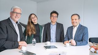 Generationswechsel vollzogen: Daniel Spiegel mit Corinna und Richard Weng, dem neuen Geschäftsführer und Inhaber der Gebrüder Spiegel AG, und Luigi Greco (v. l. n. r.). (Bild: Gebrüder Spiegel)