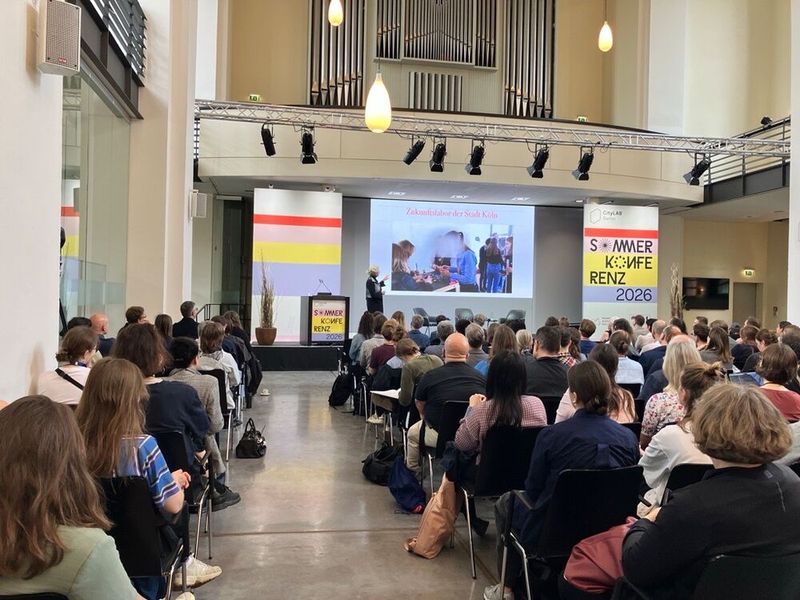 Am Nachmittag hielt Prof. Birgit Mager im Saal eine Keynote zur „Reinen Formsache!“.  (Bild: © Serina Sonsalla)