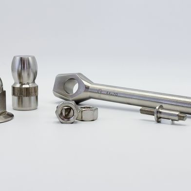 In safety- and performance-critical designs, when using fasteners made of stainless steel, geometry, the manufacturing process, and operational loads—in addition to the material and corrosion resistance—play a crucial role in ensuring the safe design of the bolted joint. (Source: Güldner Screws)