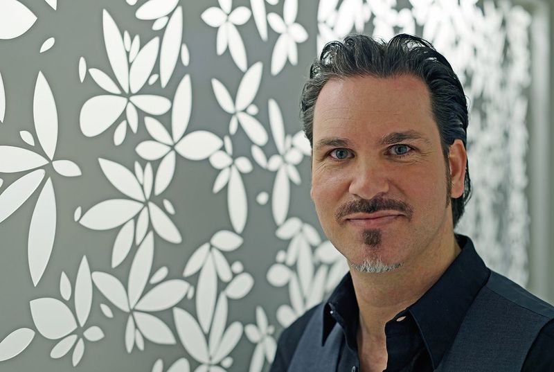 Offen für Design und Innovation: Oliver Frank verwirklicht mit seinen Fachkräften auch ungewöhnliche Wünsche, zum Beispiel für Interior Design. (Trumpf Schweiz AG)