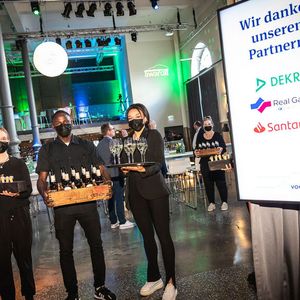 Ein erster Willkommensgruß der Veranstalter. Zu dem Event laden ein die Redaktion »Gebrauchtwagen Praxis« sowie Dekra, Real Garant und Santander.(Bild:  Stefan Bausewein)