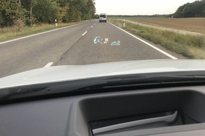 Das Head-up-Display der A-Klasse bietet eine ganze Reihe an Fahrdaten. (Seyerlein/»kfz-betrieb«)