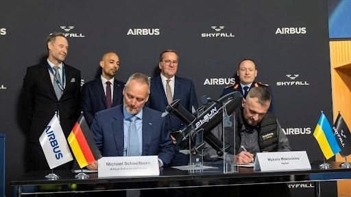 Michael Schoellhorn, CEO of Airbus Defence and Space, and Mykola Makovieiev, CEO of SkyFall, sign the Memorandum of Understanding at the ILA Berlin Air Show in the presence of German Federal Minister of Defence Boris Pistorius. (Source:  Airbus Defence and Space GmbH 2026)