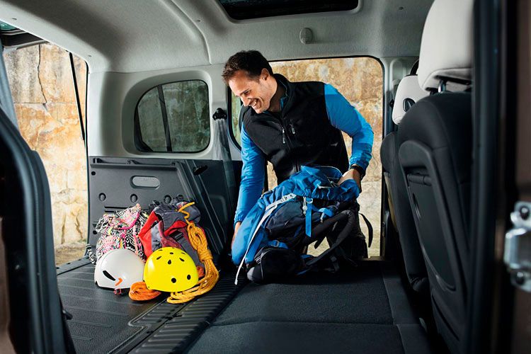 Mit einem Kofferraumvolumen hinter der ersten Sitzreihe von maximal 2.600 Litern gibt es ausreichend Stauraum. (Bild:Renault)