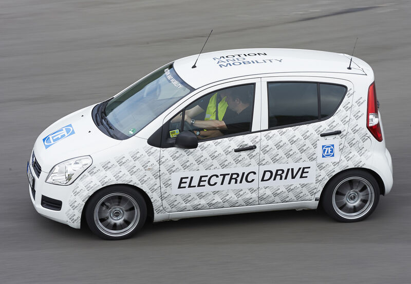 Emissionsfreie, effiziente Fahrdynamik dank hoher Leistungsdichte und geringem Gewicht: Das elektrische Antriebssystem in der Praxiserprobung im ZF Innovation Car. (Bild: ZF)