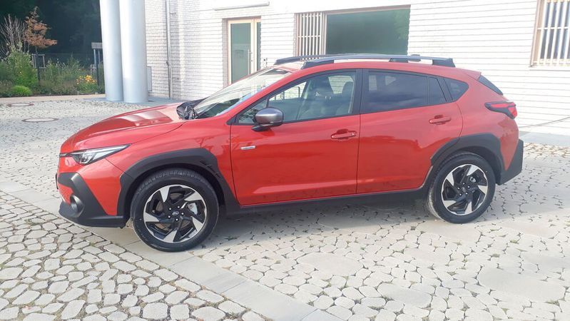 In zwei Generationen als „XV“ vermarktet, ist die aktuelle, höhergelegte Variante des Impreza seit 2024 als „Crosstrek“ erhältlich. In der Topausstattung „Platinum“ bietet der Kompakt-SUV eine umfangreiche Komfort- und Sicherheitsausstattung.(Bild:  Dominsky – VCG)