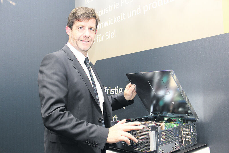 Jürgen Duelli, Geschäftsführer von SIE, ist von dem unternehmenseigenen Industrie-PC überzeugt. Der 19-Zoller managt das Einschaltverhalten angeschlossener technischer Module, beispielsweise bei einem Dialysegerät. (Bild: Nuissl)