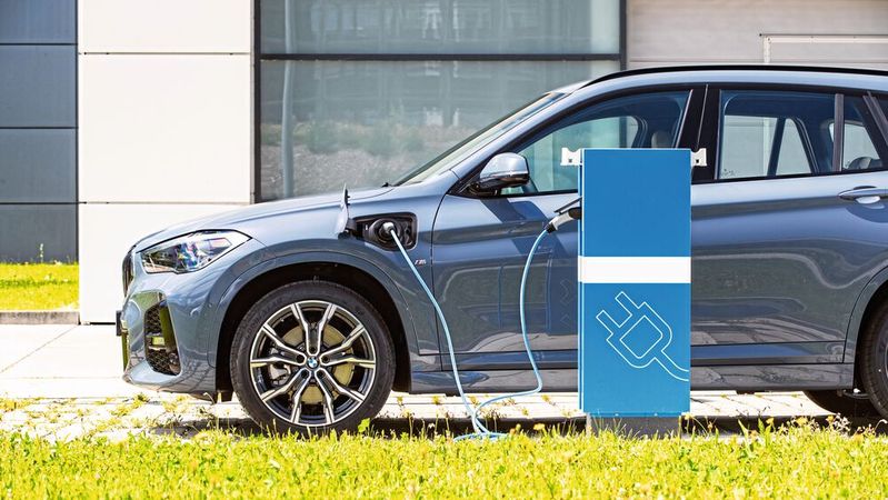 BMW bietet einen großen Teil seiner Modelleplatte auch als Plug-in-Hybrid an.(Bild:  BMW)