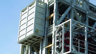 Keines der Module der Bohranlage von Max Streicher (hier Pumpen-, Tank- und Reinigungsmodul übereinander) wiegt mehr als 11 Tonnen. Deshalb kann die gesamte Anlage mithilfe des Plattformkrans vom Transportschiff abgeladen und aufgebaut werden. Das spart Zeit und Geld. Bilder: Siemens (Archiv: Vogel Business Media)