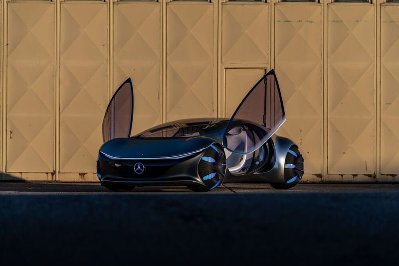 Einen zweistelligen Millionenbetrag hat sich Daimler das Konzeptauto kosten lassen. Immerhin: Es fährt bereits, auch wenn noch nicht alle theoretisch ersonnenen Technologien an Bord sind. (Bild: Daimler)