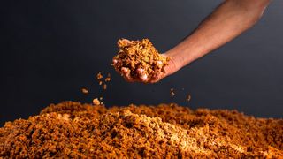 Durch die Kombination der teilweise biobasierten Insqin-Technologie von Covestro mit unerwarteten Materialien wie Apfelabfällen entstehen innovative Lederalternativen. (Bild: Covestro)