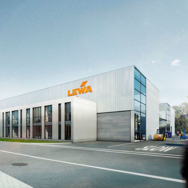 Nach einer allgemeinen Firmenpräsentation besichtigten die Politiker gemeinsam mit zwei der Lewa-Geschäftsführer das im Ausbau befindliche Werksgelände. (Lewa GmbH)