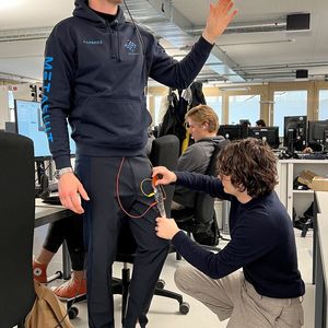 Die Virtuelle Realität (VR) hautnah erlebbar machen möchten die Studierenden des Projekt Metasuit: Sie entwickeln einen Anzug, in den sie künstliche Muskeln einbauen. Wer den Anzug trägt, kann in virtuelle Welten eintauchen und dabei einen Widerstand spüren, der zum Beispiel gegen die Arme wirkt. (Bild:  D-MAVT / ETH Zürich)