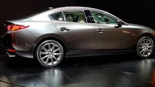 Der Mazda 3 soll als Fünftürer und Limousine im kommenden Jahr nach Deutschland kommen. (Mazda)