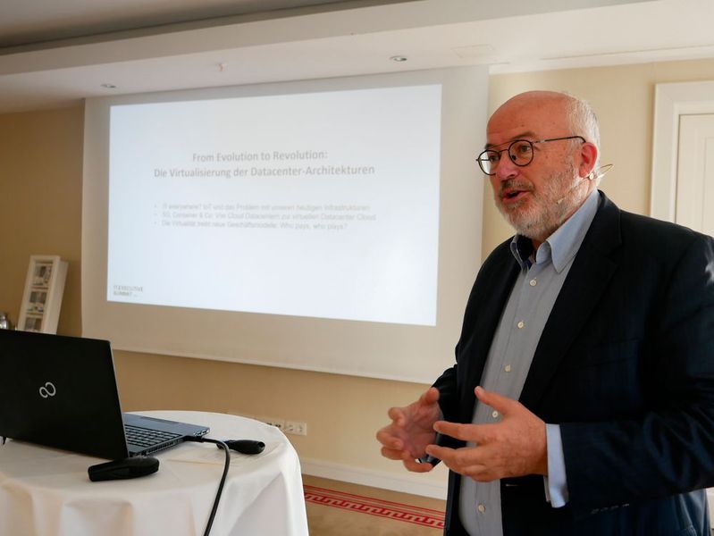 Großes Finale: „From Evolution to Revolution?“ Gerhard Sundt beschloss den Summit mit seinem Zukunftsausblick auf 5G, Container, Cloudlets & Co. (Vogel IT-Medien GmbH)