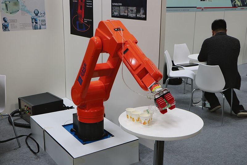 Für die Versorgung mit Wasser sorgt dieser Roboter an einem der chinesischen Sammelstände. (Gillhuber)
